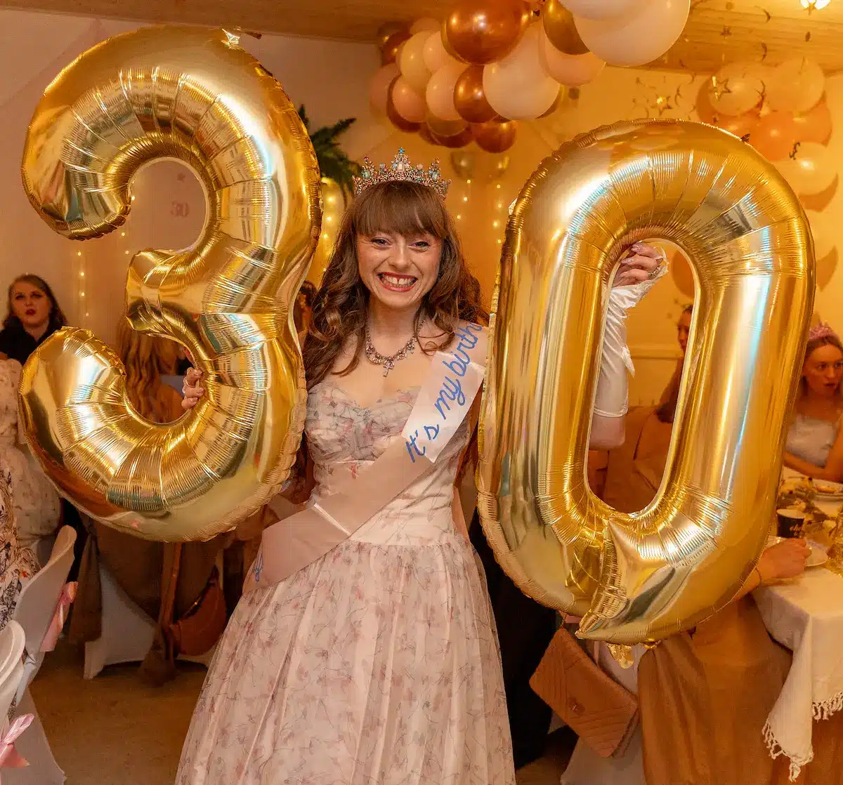 Festfotograferne har her fotograferet til en 30 års fødselsdag. Temaet var prinsesse tema og fødselaren, i en lyserød lang kjole står her med store oppustede guld folieballoner - 3 og 0