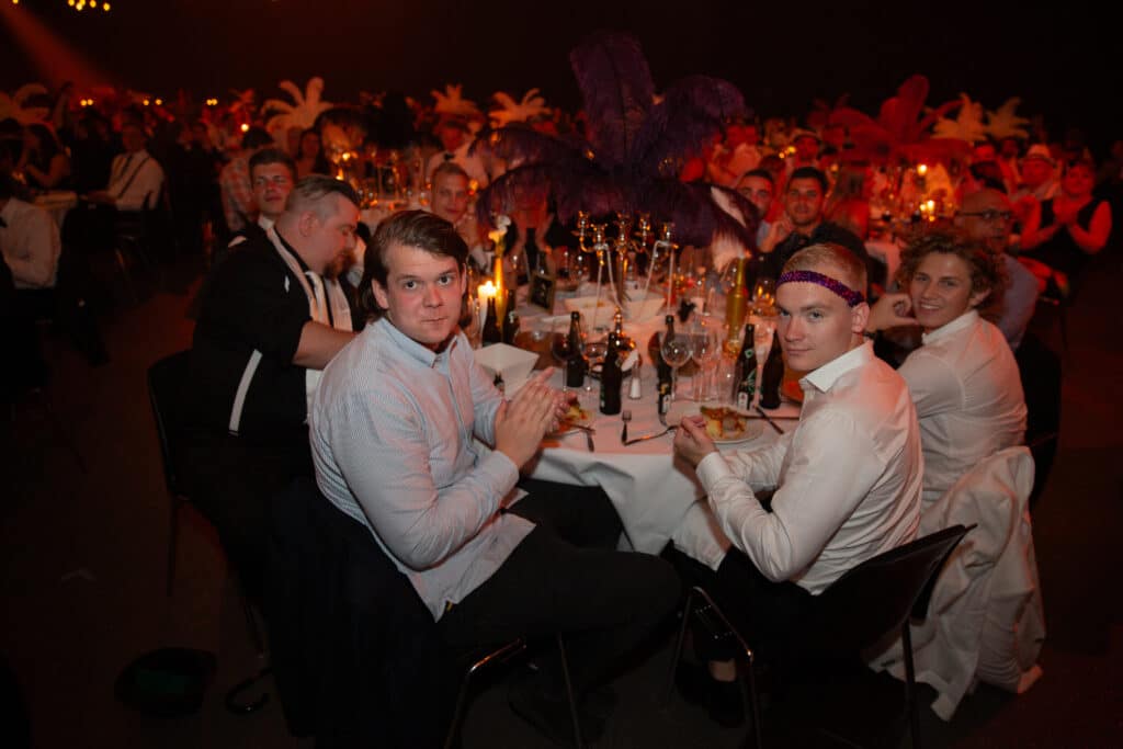 Drengegruppe ved bord til fest