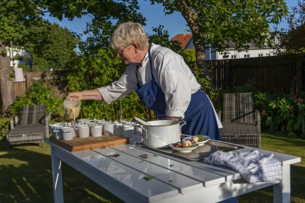 Kokken anretter maden og gør klar til servering