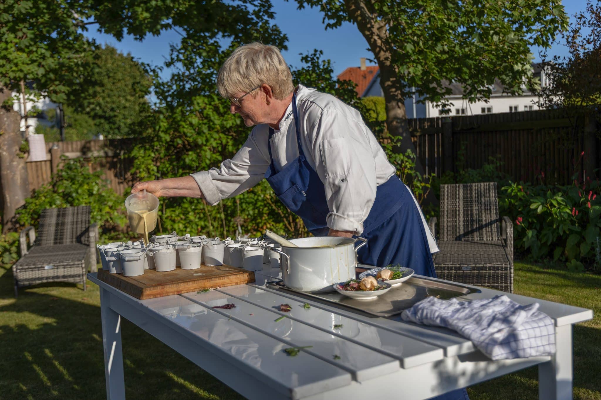 Kokken anretter maden og gør klar til servering