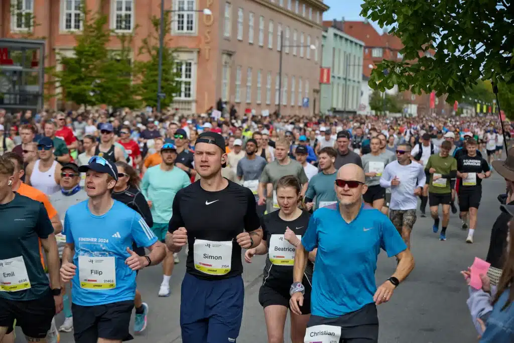 Festfotograferne har her fotograferet til Copenhagen halvmaraton. På billedet ses en masse løbere, der løber forbi fotografen