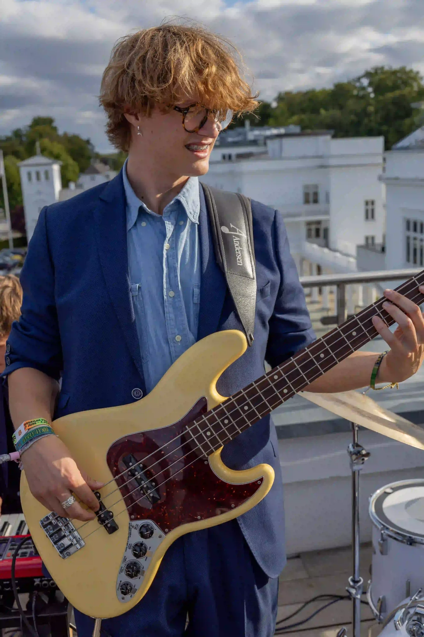 Fødselsdag 23 Bassist spiller live musik til en fødselsdagsfest