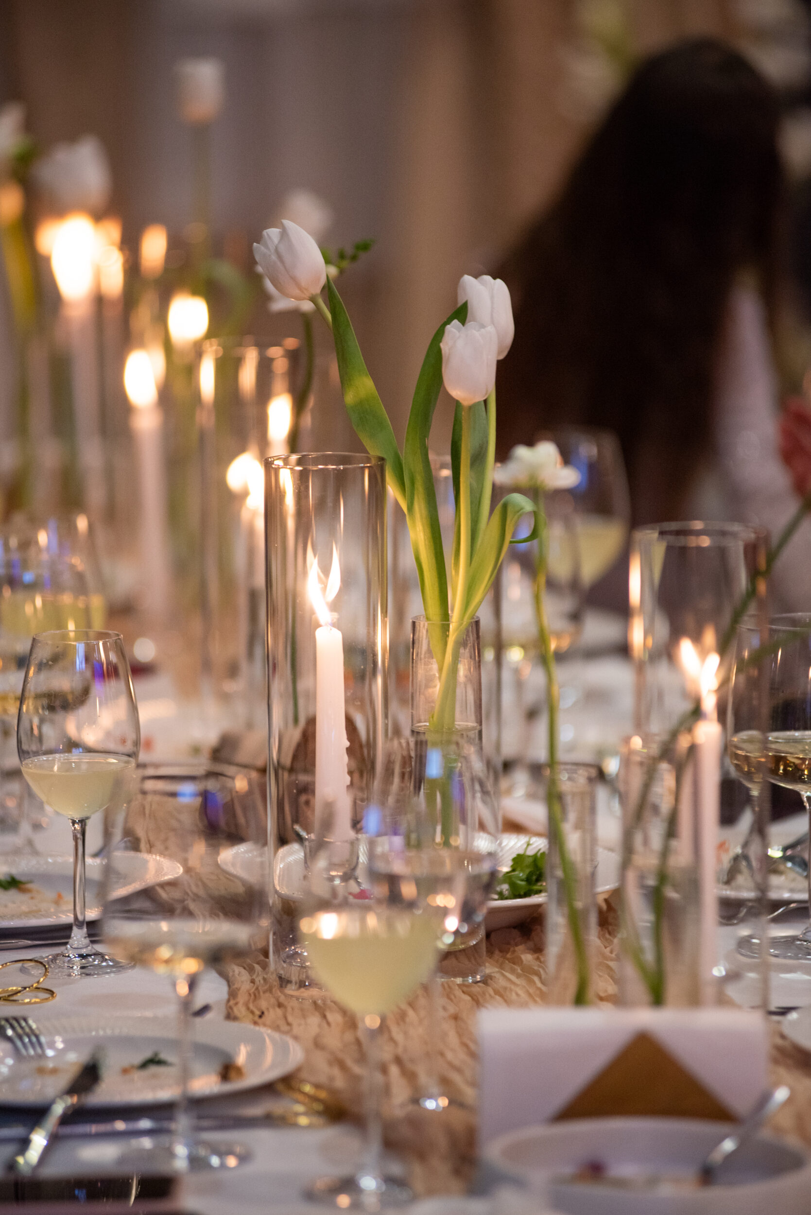 Billede der zoomer ind på en bordopstilling med vase med hvide tulipaner