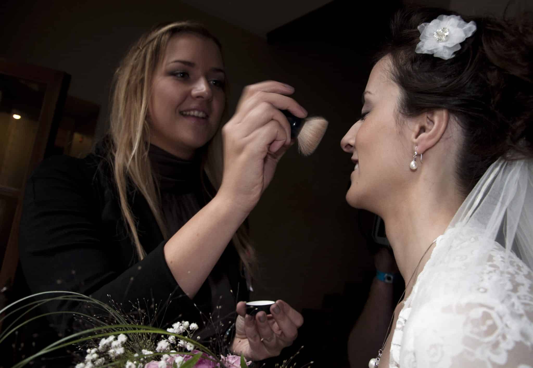 Festfotografen har her fotograferet bruden, der gør sig klar. En makeup artist er i færd med at sminke bruden