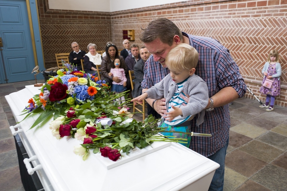 Dreng Og Far Ved Kiste