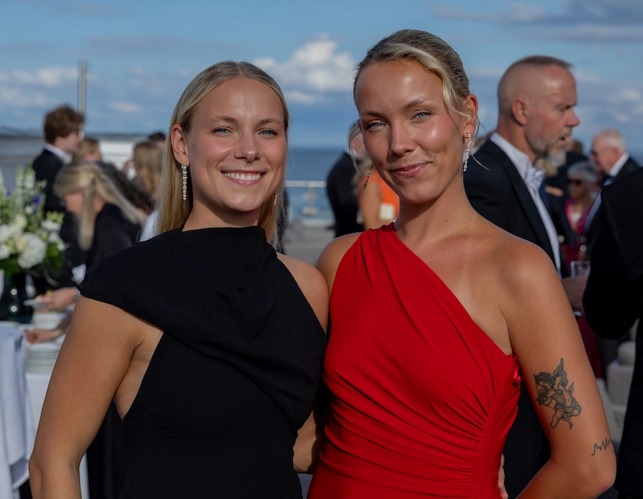 Fødselsdag 17 festgaester.webpTo festklædte gæster fotograferet til en fødselsdagsfest