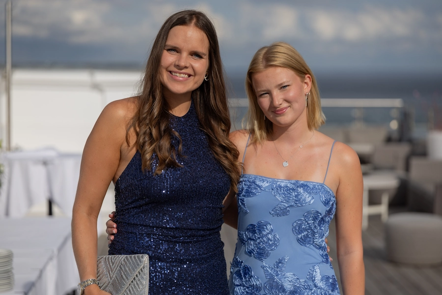 To festklædte gæster fotograferet til et event