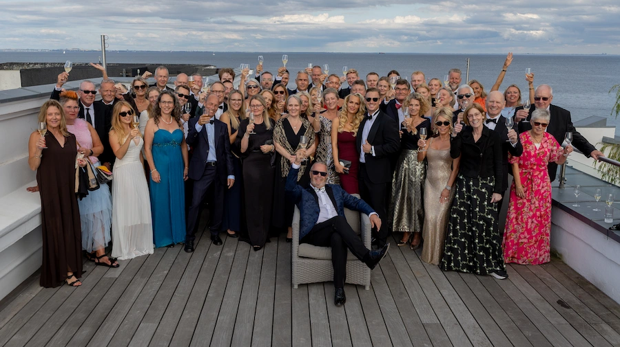 Fødselsdag 1 Stort gruppefoto af gæster samlet til en fødselsdagsfest