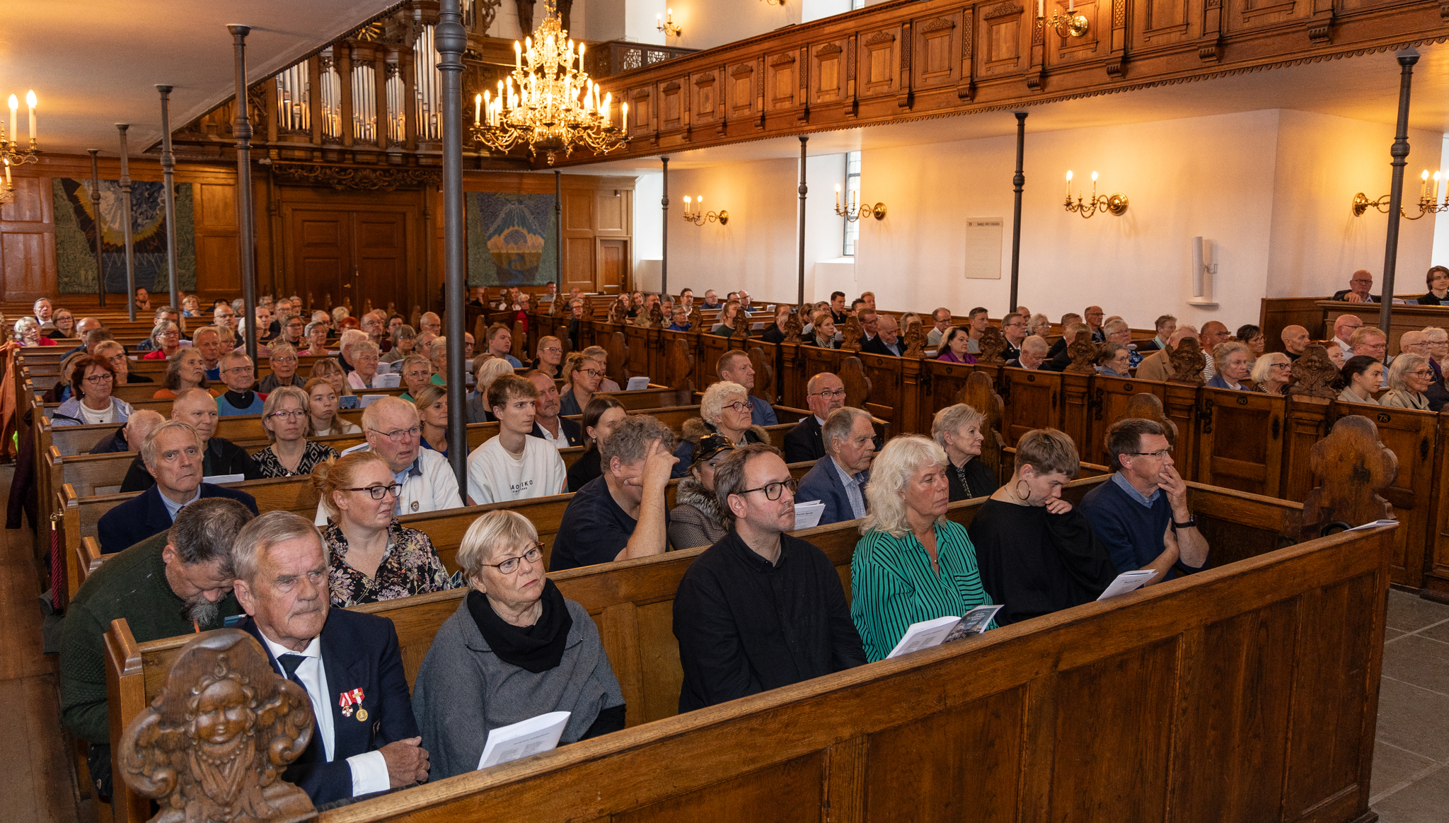 Fotografen har her fotograferet til en koncert i Holmen Kirke. Kirken er fyldt med mennesker