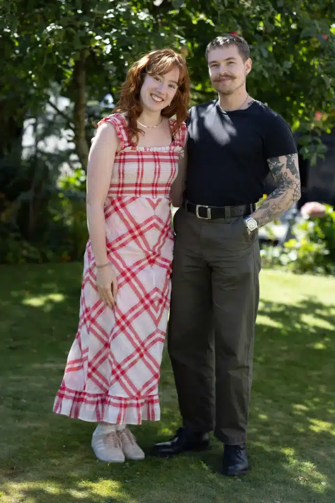 festfotograferne har her fotograferet til en fødselsdag afholdt på en sommerdag i haven. På billedet ses et kærestepar