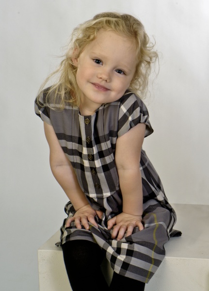 Portraet Af Pige I Ternet Kjole