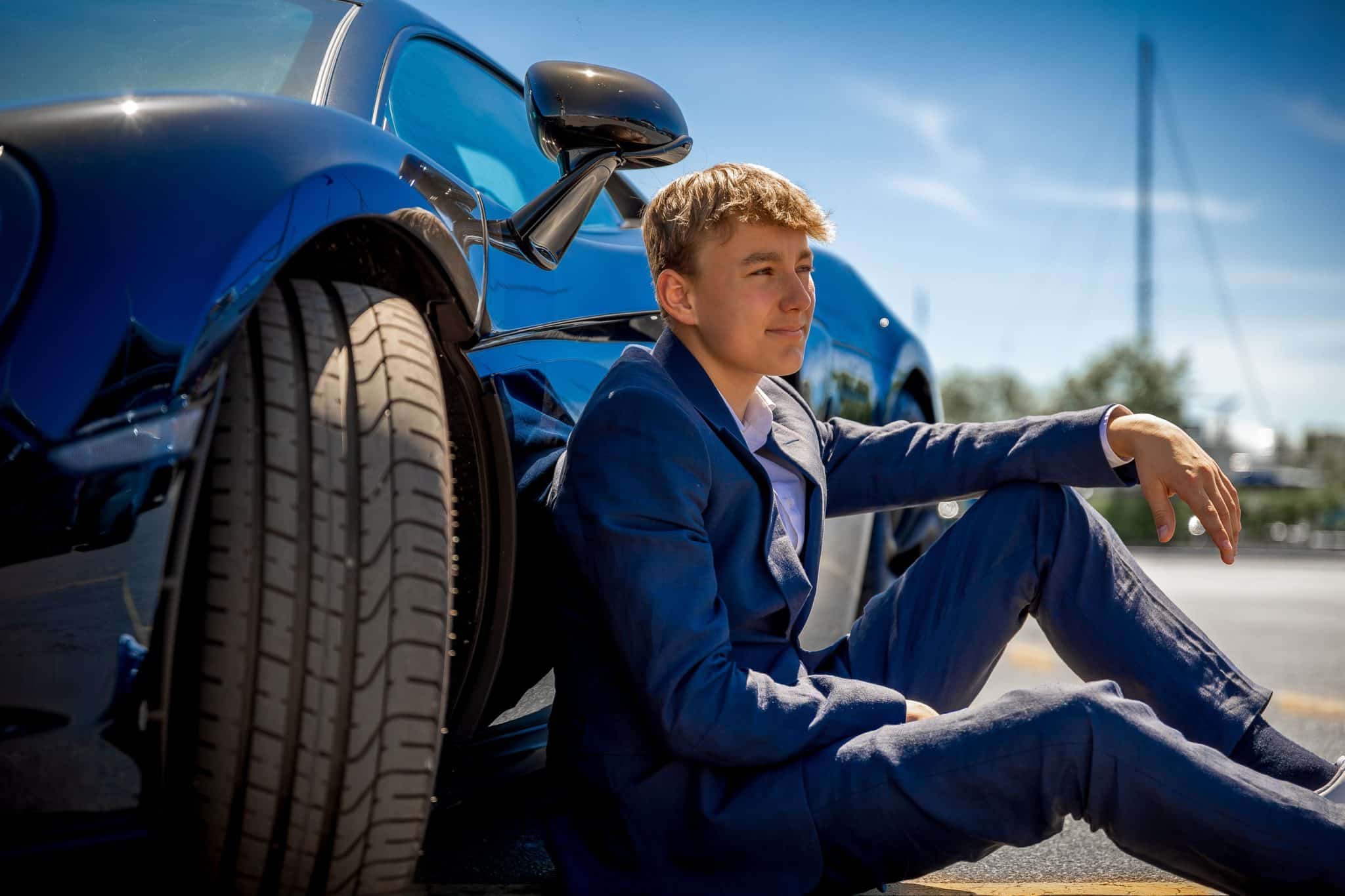 Siddende Konfirmand Ved Bil