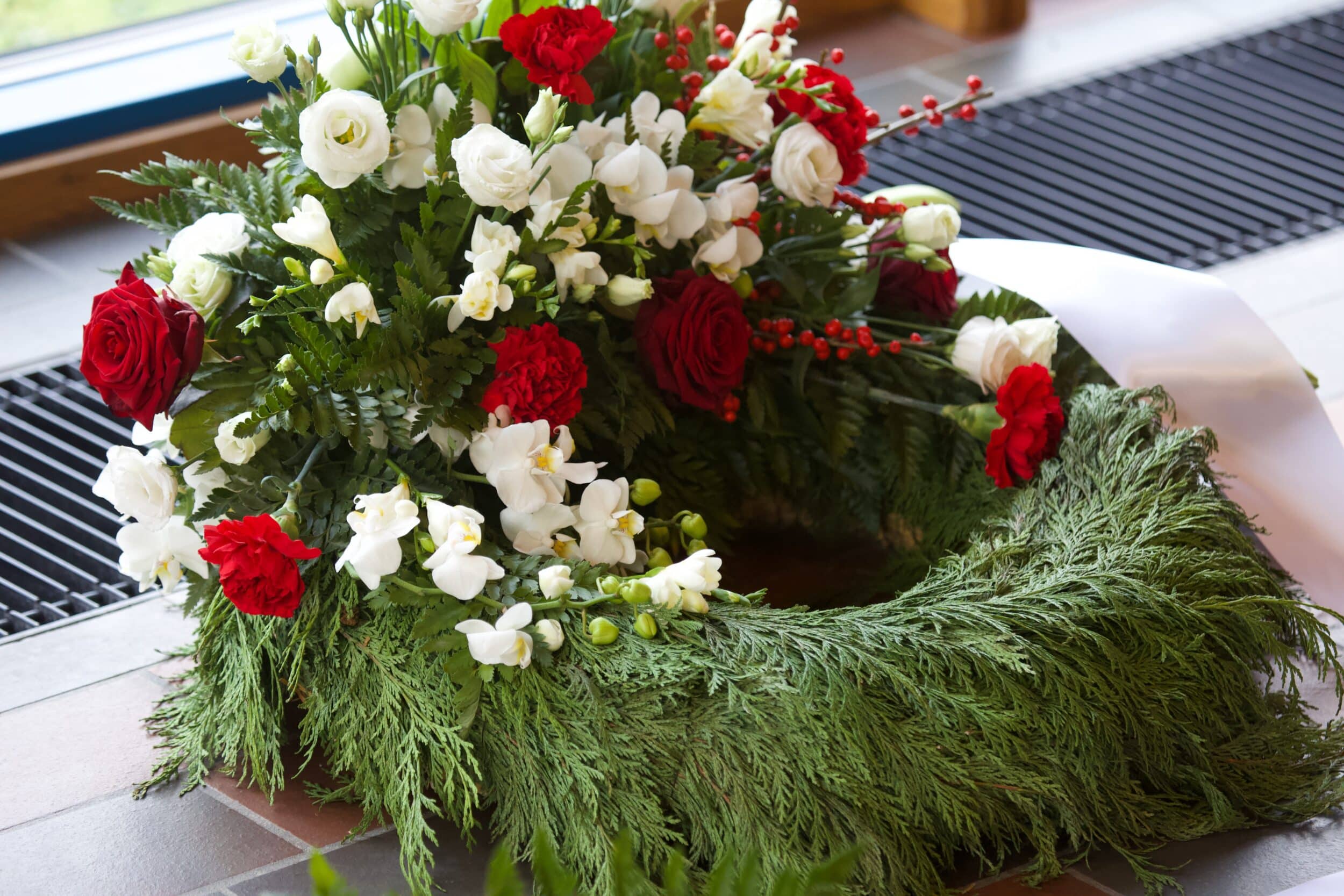 Fotografen har her fotograferet en stor Bårebuket af røde og hvide blomster