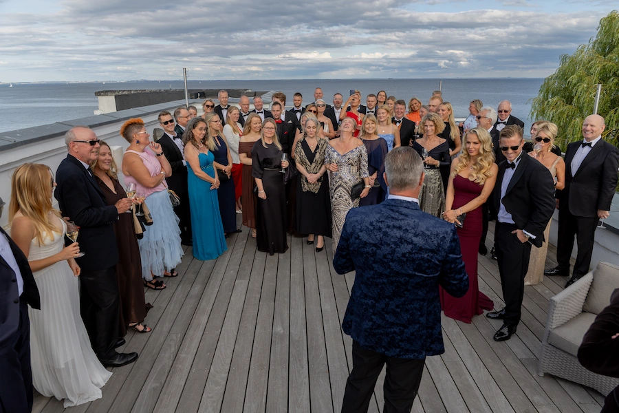 Fødselar holder tale for gæsterne under sin fødselsdagsfest